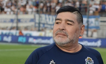 Subasta de Maradona: pagaron 2.800 dólares por dos camisetas Imagen de la nota: Subasta de Maradona: pagaron 2.800 dólares por dos camisetas