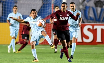 Sin Pedro De la Vega, Lanús cayó en la altura de Bolivia Imagen de la nota: Sin Pedro De la Vega, Lanús cayó en la altura de Bolivia