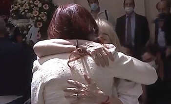 El Senado comenzó la sesión en la que homenajea a Diego Maradona Imagen de la nota: El Senado comenzó la sesión en la que homenajea a Diego Maradona