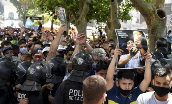 Disturbios en el adiós a Maradona en Casa Rosada Imagen de la nota: Disturbios en el adiós a Maradona en Casa Rosada
