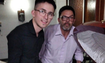 Habló uno de los empleados que se sacó fotos con el cuerpo de Maradona Imagen de la nota: Habló uno de los empleados que se sacó fotos con el cuerpo de Maradona