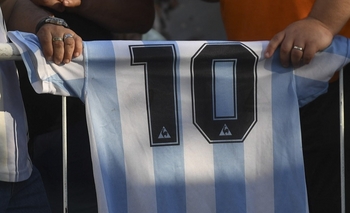 Las camisetas firmadas por Maradona cotizan alto en internet Imagen de la nota: Las camisetas firmadas por Maradona cotizan alto en internet