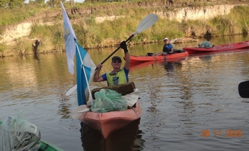 Imagen de la nota: Kayakistas retiraron 61 bolsas de basura del arroyo