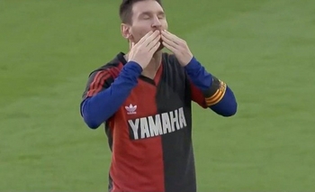Video: el homenaje de Messi a Maradona Imagen de la nota: Video: el homenaje de Messi a Maradona
