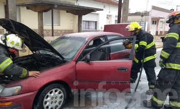 Imagen de la nota: Iba por Urquiza y se le prendió fuego el auto