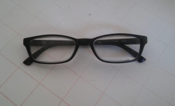 Imagen de la nota: Perdió los anteojos en un remis y busca recuperarlos