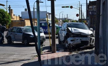 Imagen de la nota: Un auto terminó en la vereda después de chocar