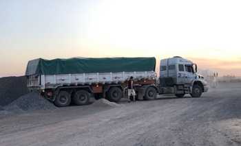 Imagen de la nota: Cinco camiones multados y obligados a descargar