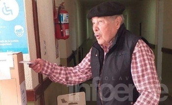 Adultos mayores cumplen el deber cívico en Olavarría Imagen de la nota: Adultos mayores cumplen el deber cívico en Olavarría