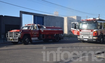 Imagen de la nota: Bomberos trabajó en el incendio de una distribuidora