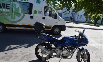 Imagen de la nota: Iba en moto, se le cruzó un perro y cayó sobre el asfalto