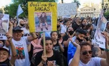 Proponen que los policías no porten armas fuera de servicio Imagen de la nota:  Proponen que los policías no porten armas fuera de servicio
