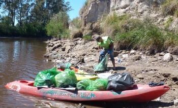 Imagen de la nota: Remada Verde sacó 25 bolsas de basura del arroyo 