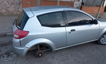 Imagen de la nota: Robaron las ruedas traseras de un auto en el Microcentro