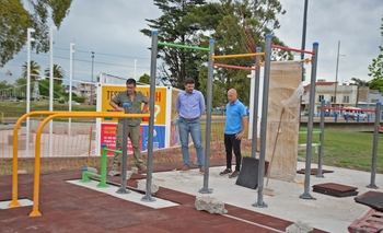 Colocaron un rack de calistenia en el Parque Mitre Imagen de la nota: Colocaron un rack de calistenia en el Parque Mitre