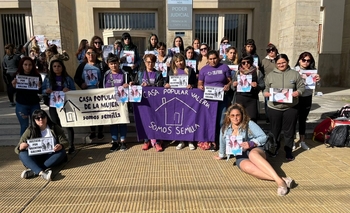 Imagen de la nota: Decenas de personas aguardan fuera del Tribunal 