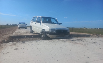 Imagen de la nota: Intentó pasar por una obra y quedó atascado en una zanja