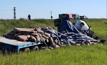 Imagen de la nota: Ruta 3: impactante despiste y vuelco terminó con dos heridos