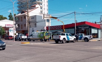 Imagen de la nota: Patrullero chocó en Avenida Colón: una policía terminó en el Hospital