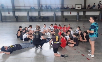 Handball: Estudiantes jugó en Rauch Imagen de la nota: Handball: Estudiantes jugó en Rauch