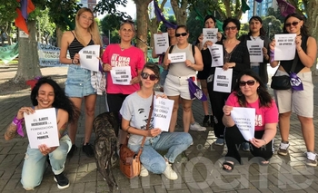 Imagen de la nota: Fotogalería: Realizaron pañuelazo y cartelazo en el marco del 25N