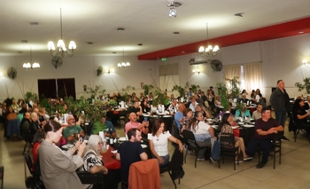 Imagen de la nota: Más de 200 personas participaron de un almuerzo solidario de Bomberos Olavarría