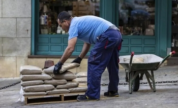 Imagen de la nota: Salarios: según el Indec, subieron 2,2% en septiembre, 5,7% en el sector privado no registrado