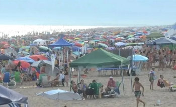 Imagen de la nota: Monte Hermoso prohibió los gazebos en la playa y estalló la polémica