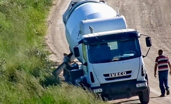 Imagen de la nota: Infraccionaron a un camionero que volcó cemento fresco en un espacio público