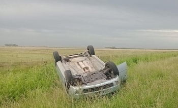 Imagen de la nota: Laprida: un auto con cuatro ocupantes volcó sobre la ruta 51