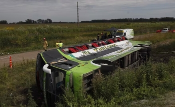Imagen de la nota: Volcó un micro que viajaba a un acto de Kicillof: hay dos muertos