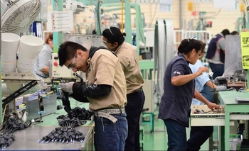 Imagen de la nota: La caída del empleo formal en el sector privado fue seis veces mayor que en el público