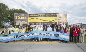 Renovaron el cartel de siniestralidad de la Ruta 3 en reclamo por la autovía Imagen de la nota: Renovaron el cartel de siniestralidad de la Ruta 3 en reclamo por la autovía