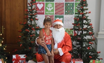 Imagen de la nota: Papá Noel recibe a los chicos en el Palacio Municipal