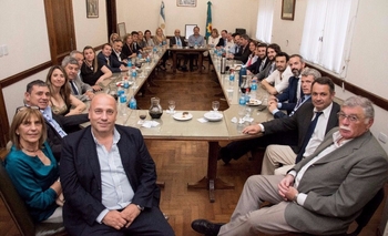 Imagen de la nota: Jáuregui en reunión del bloque de senadores de Cambiemos