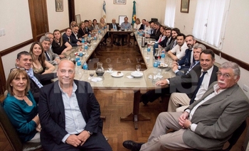 Imagen de la nota: Jáuregui en reunión del bloque de senadores de Cambiemos