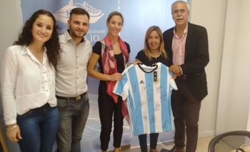 Imagen de la nota: Importante grupo empresario donó camiseta autografiada
