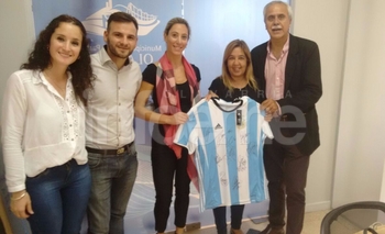 Imagen de la nota: Importante grupo empresario donó camiseta autografiada