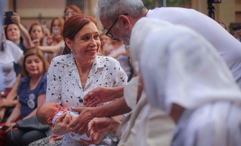 Cristina Fernández participó de una misa con Madres de Plaza de Mayo Imagen de la nota: Cristina Fernández participó de una misa con Madres de Plaza de Mayo