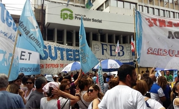 Imagen de la nota: Docentes olavarrienses en el abrazo simbólico al IPS