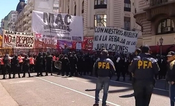 Reforma previsional: Incidentes frente al Congreso  Imagen de la nota:  Reforma previsional: Incidentes frente al Congreso