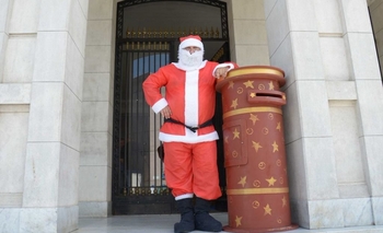 Imagen de la nota: Papá Noel recibe cartas en el Paseo Jesús Mendía