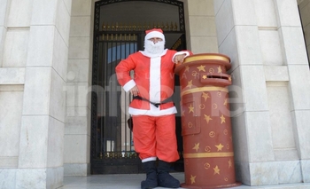 Imagen de la nota: Papá Noel recibe cartas en el Paseo Jesús Mendía