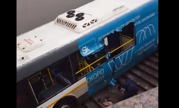 Imagen de la nota: Al menos 5 muertos: autobús atropelló a una multitud