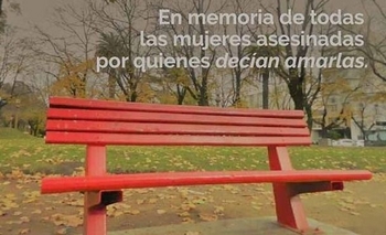 Imagen de la nota: Quieren colocar bancos rojos en memoria de víctimas de femicidio