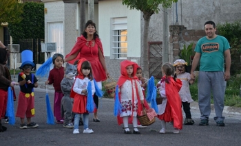 Imagen de la nota: Color y diversión en el corso del Jardín de Infantes N° 930