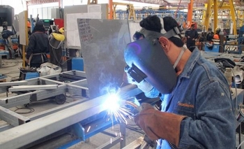 Imagen de la nota: La actividad manufacturera cayó 3,7% anual en noviembre, -13,6% en 2024