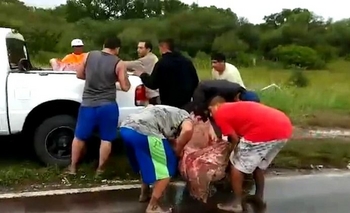 Imagen de la nota: Camión frigorífico volcó y vecinos se robaron toda la carne