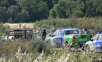 Encontraron incendiada la camioneta robada en un campo Imagen de la nota: Encontraron incendiada la camioneta robada en un campo