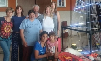 Imagen de la nota: Entregaron lo recaudado con el árbol solidario del Teatro Municipal